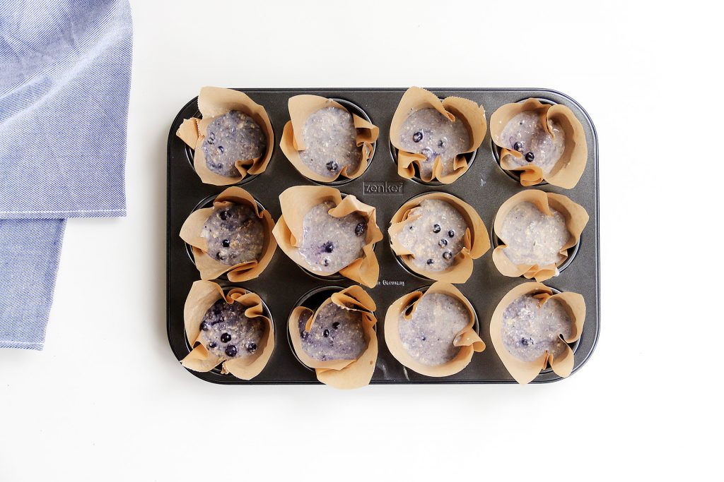 Ontbijtmuffins met havermout en blauwe bessen - gevuld met rauw beslag